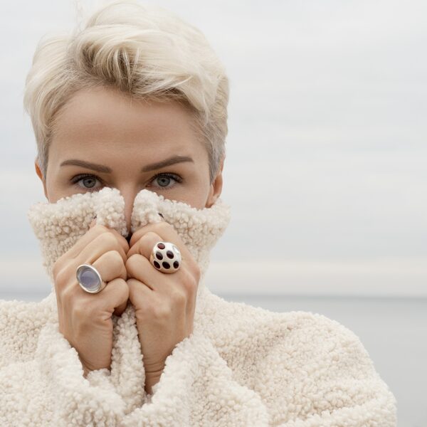 BAIBA un gredzens ar HALCEDONU un gredzens ar GRANĀTIEM un MĒNESSAKMENI