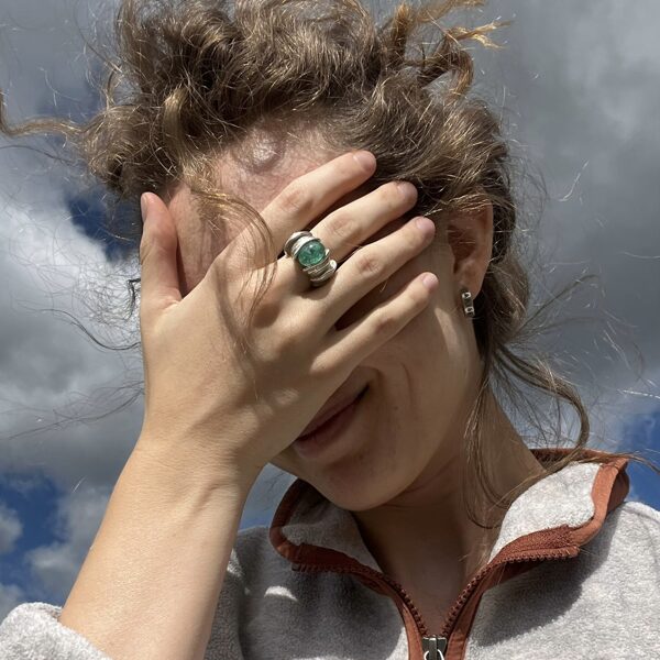 KLAUDIJA un gredzens GODDESS ar smaragdu