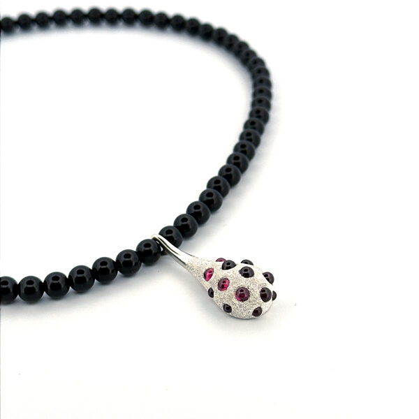 kulons ar GRANĀTIEM oniksa virtenē